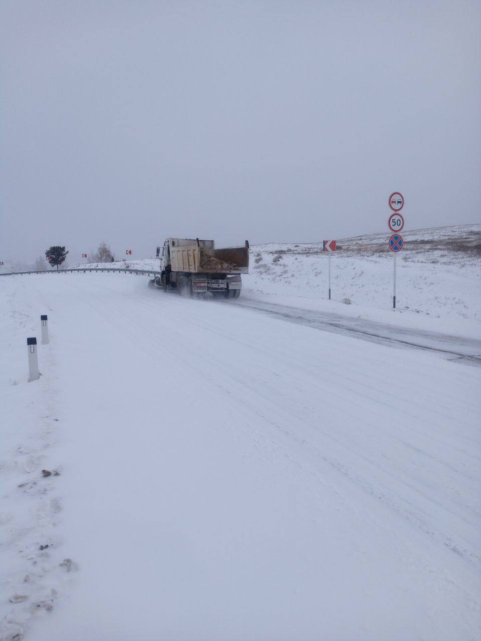 На уборку краевых дорог Забайкалья от снега мобилизовано около 90 единиц спецтехники На уборку краевых дорог Забайкалья от снега мобилизовано около 90 единиц спецтехники