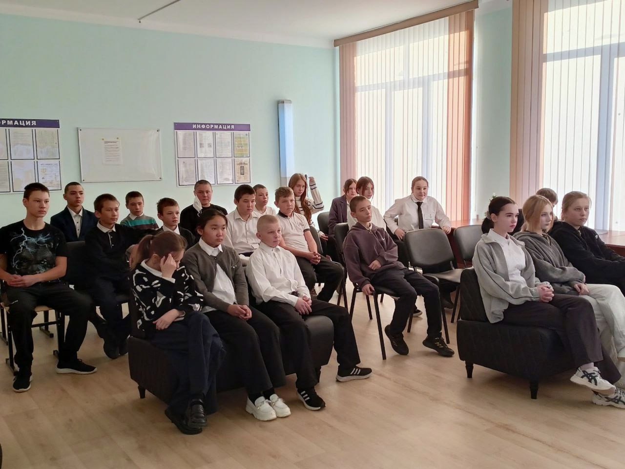 Прокуратура Забайкальского района совместно с управлением образования Забайкальского муниципального округа в рамках правового просвещения и информирования организовала выездные занятия в образовательных организациях сел... Прокуратура Забайкальского района совместно с управлением образования Забайкальского муниципального округа в рамках правового просвещения и информирования организовала выездные занятия в образовательных организациях сел...