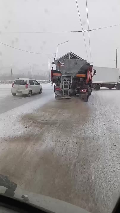 Все три подрядные организации (МБУ «ДМРСУ», ООО «ЗДСК» и ООО «Авелина»), занимающиеся обслуживанием улично-дорожной сети краевого центра, завершают дневную смену работу