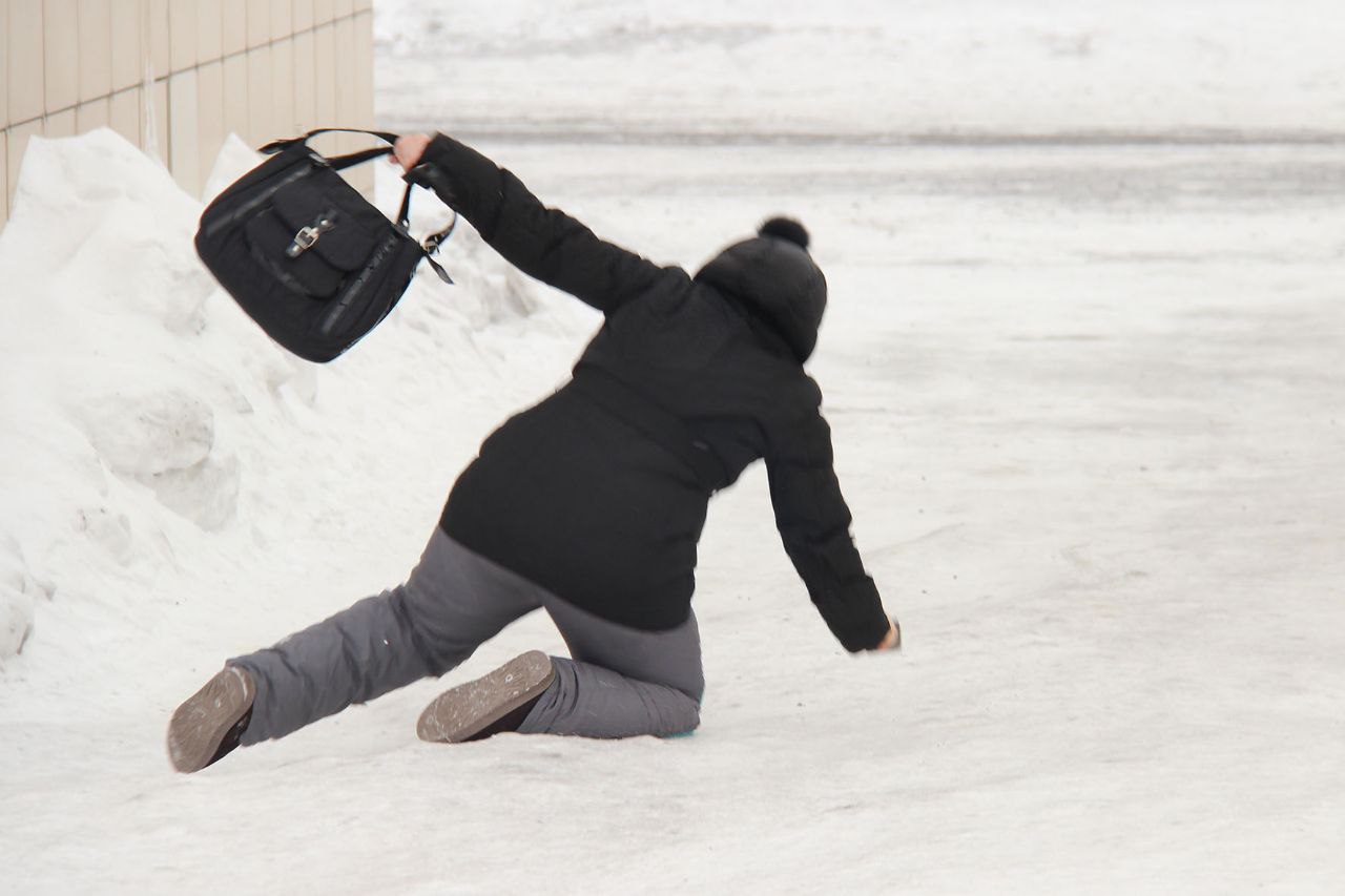 Уважаемые пешеходы! При пересечении проезжей части Вам нужно соблюдать правила безопасного поведения на дорогах: