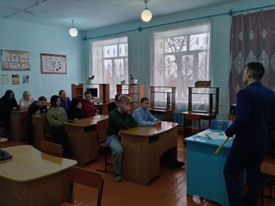 Прокуратура Чернышевского района в рамках работы по правовому просвещению провела встречу с учениками 9-11 классов средней общеобразовательной школы с. Утан