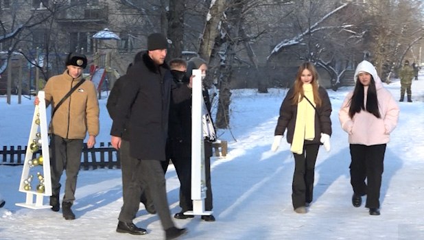 Студенты и ветераны СВО помогают украшать Читу к Новому году