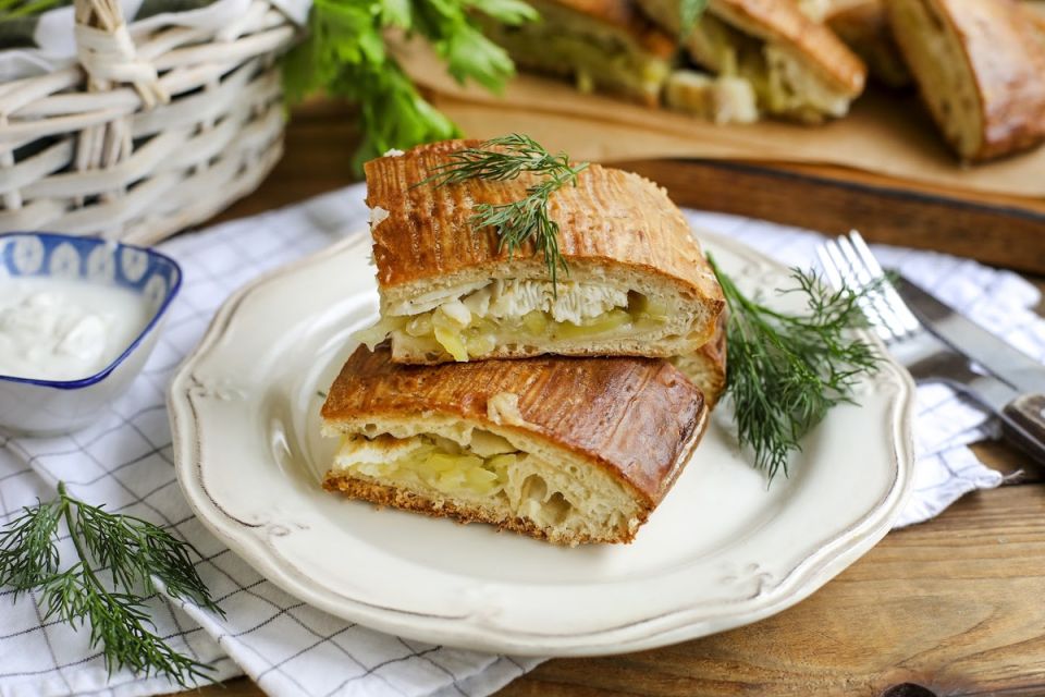 Сибирский пирог с хеком и молодым картофелем: вкусное наследие