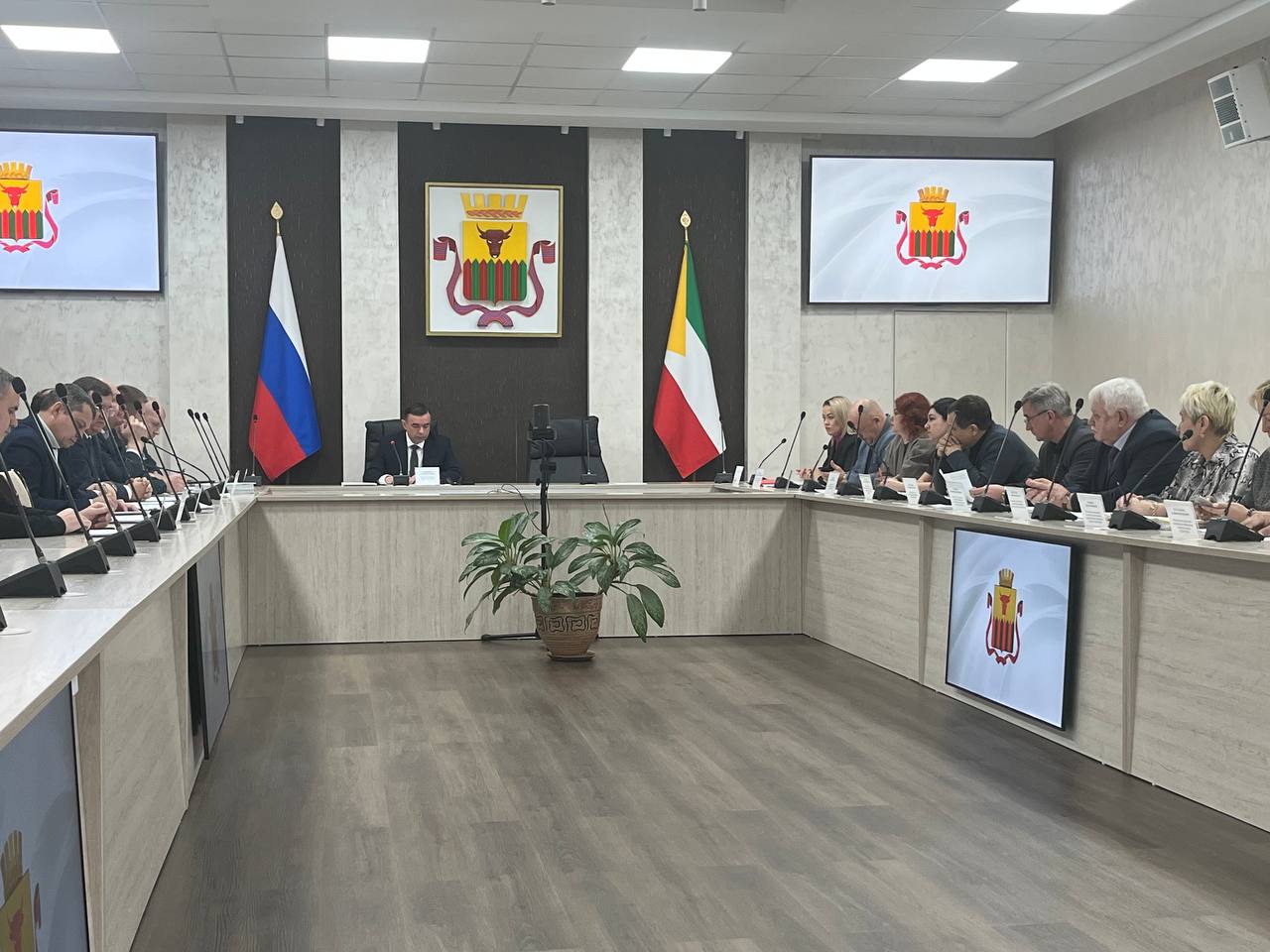 Заседание городской комиссии по предупреждению и ликвидации чрезвычайных ситуаций и обеспечению пожарной безопасности прошло сегодня, 24 декабря, в администрации краевого центра