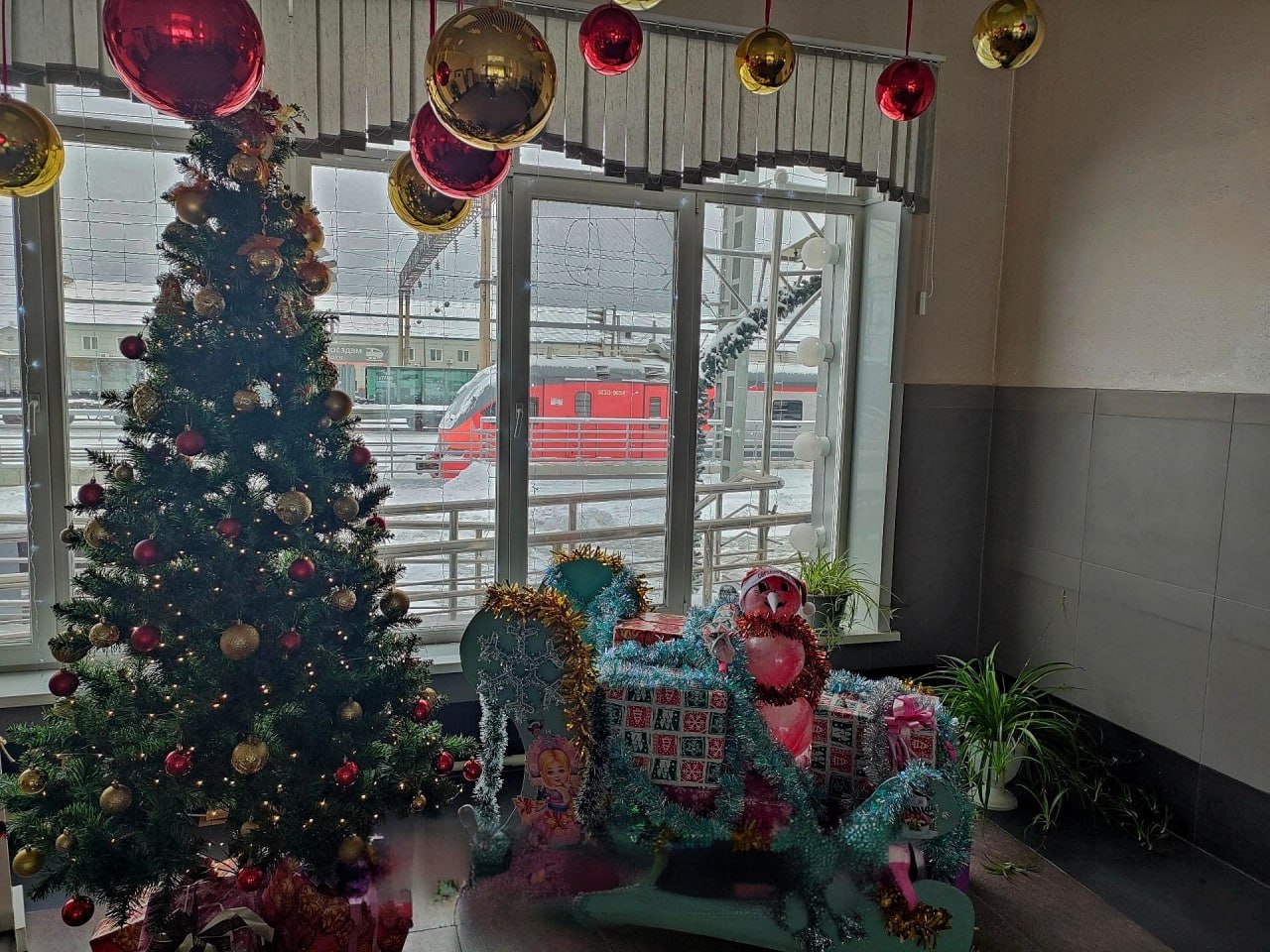 Самые празднично оформленные объекты пассажирской инфраструктуры магистрали определили на Забайкальской железной дороге по итогам конкурса «По дороге в Новый год» Самые празднично оформленные объекты пассажирской инфраструктуры магистрали определили на Забайкальской железной дороге по итогам конкурса «По дороге в Новый год»