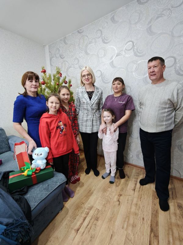 Виктория Бессонова поздравила с наступающим Новым годом многодетные семьи участников СВО в Чернышевском округе