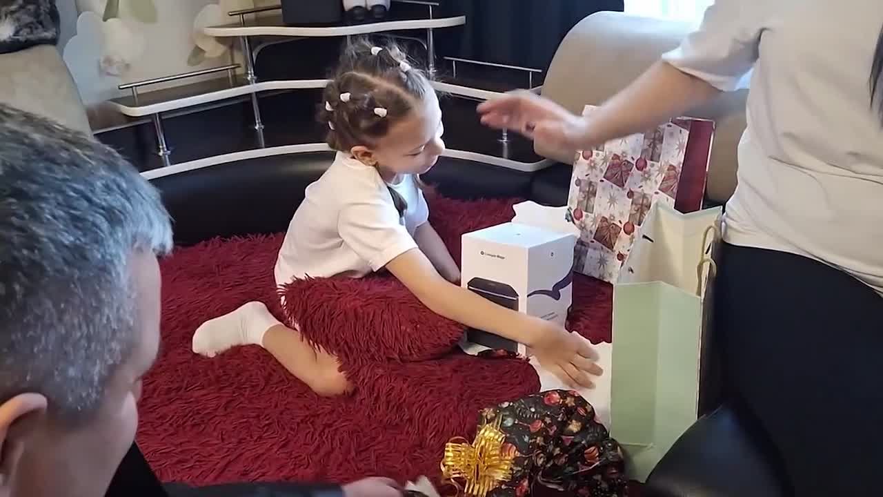 Начальник городского УМВД исполнил новогоднее желание 9-летней Есении