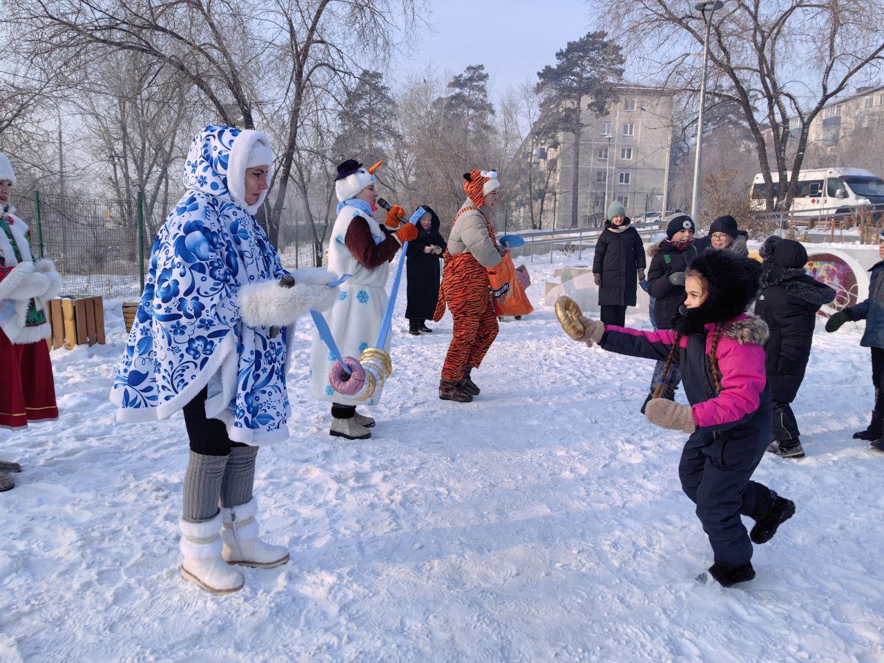 Сегодня в парке Гагаринский было по-настоящему волшебно! Наши артисты подарили гостям парка яркую сюжетно-игровую программу "В Новый год за сказкой" Сегодня в парке Гагаринский было по-настоящему волшебно! Наши артисты подарили гостям парка яркую сюжетно-игровую программу "В Новый год за сказкой"
