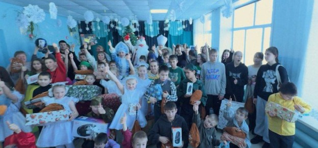 Сотрудники компании «Удоканская медь» подарили новогодний праздник детям социального центра «Подсолнух»