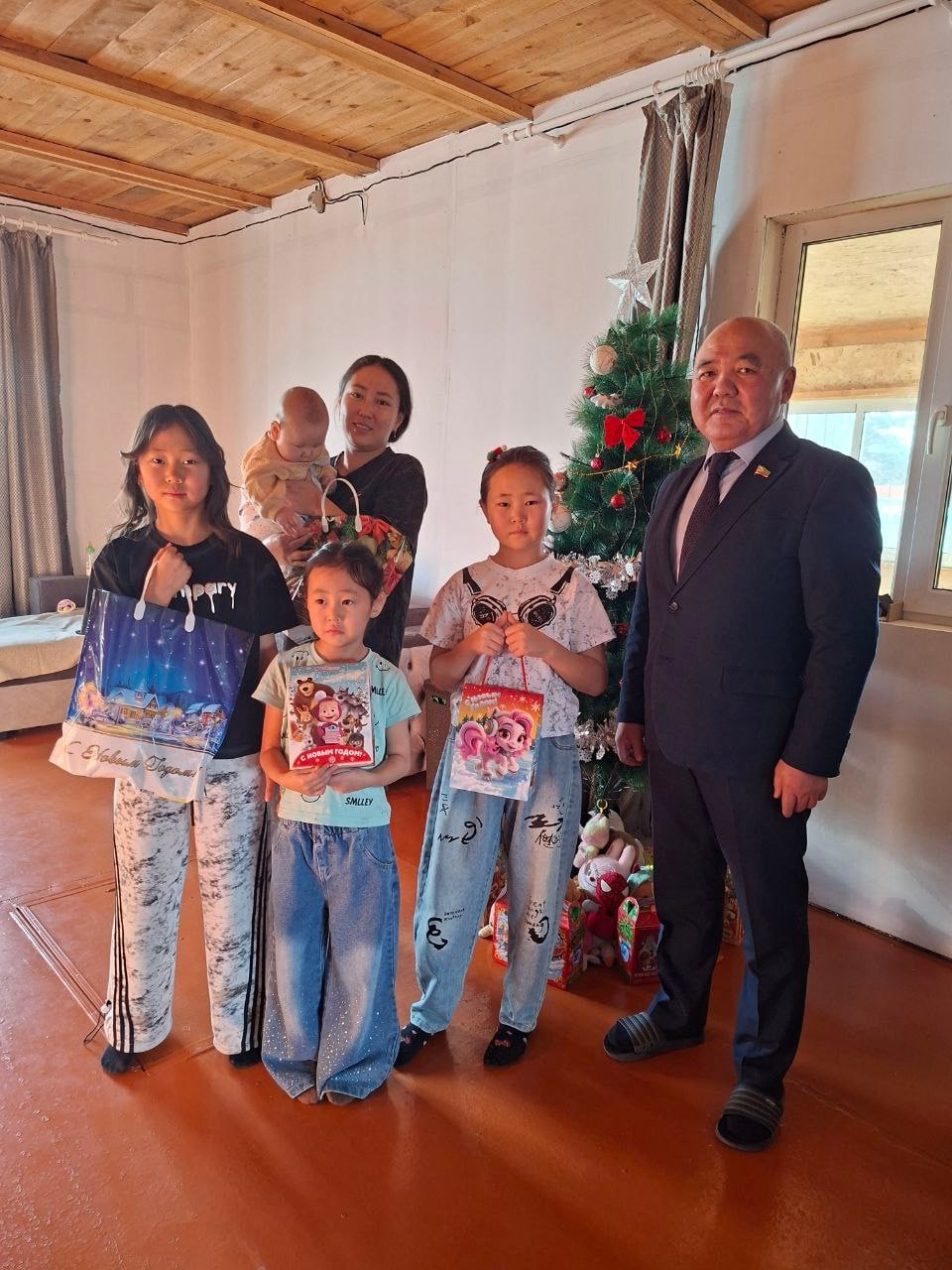 В рамках акции спикер Заксобрания Кон Ен Хва исполнил мечту 13-летнего Глеба из п. Агинское, который загадал тюбинг-ватрушку В рамках акции спикер Заксобрания Кон Ен Хва исполнил мечту 13-летнего Глеба из п. Агинское, который загадал тюбинг-ватрушку