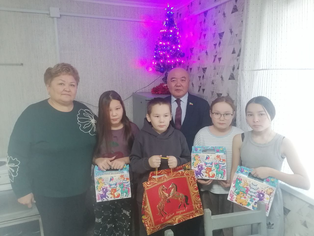 В рамках акции спикер Заксобрания Кон Ен Хва исполнил мечту 13-летнего Глеба из п. Агинское, который загадал тюбинг-ватрушку