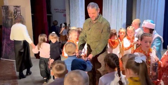 Александр Осипов поздравил с наступающим Новым годом детей в подшефном Старобешевском округе ДНР