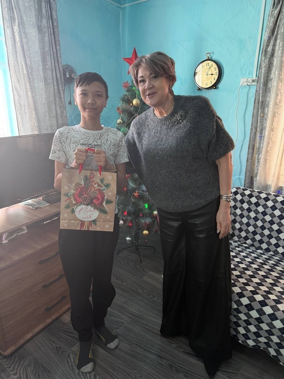 В рамках акции спикер Заксобрания Кон Ен Хва исполнил мечту 13-летнего Глеба из п. Агинское, который загадал тюбинг-ватрушку В рамках акции спикер Заксобрания Кон Ен Хва исполнил мечту 13-летнего Глеба из п. Агинское, который загадал тюбинг-ватрушку