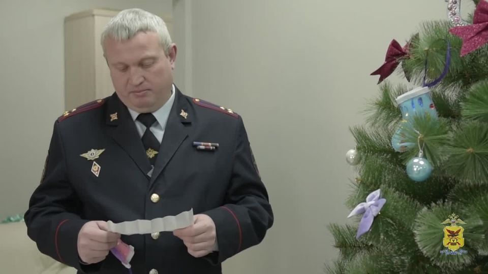 В рамках Всероссийской акции «Елка желаний» начальник отдела полиции «Черновский» УМВД России по городу Чите исполнил мечту читинского школьника