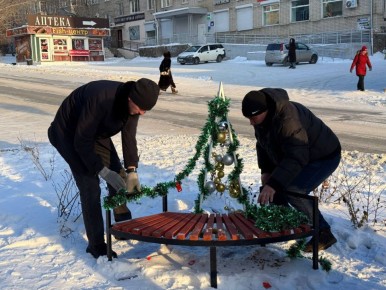 Чита преображается к Новому году: Ветеран СВО и студенты украсили клумбу на улице Журавлёва