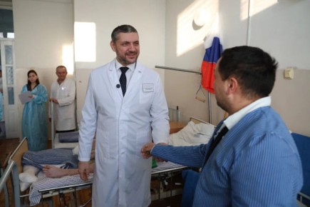 Александр Осипов посетил 321-й госпиталь и вручил подарки военнослужащим из разных регионов России