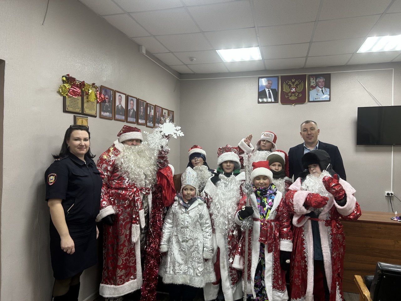 Деды Морозы и Снегурочки угощали жителей Красного Чикоя конфетами Деды Морозы и Снегурочки угощали жителей Красного Чикоя конфетами