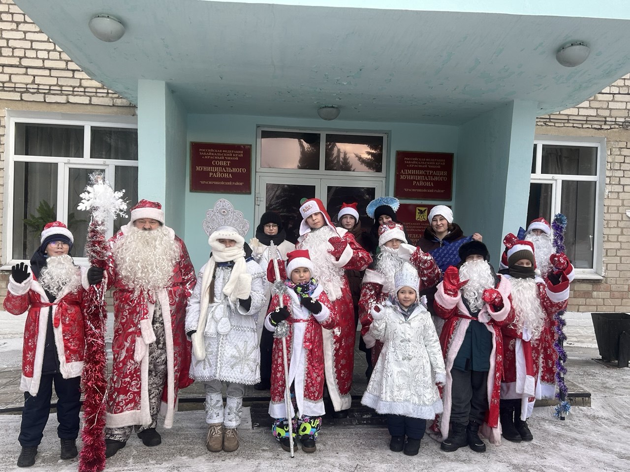 Деды Морозы и Снегурочки угощали жителей Красного Чикоя конфетами Деды Морозы и Снегурочки угощали жителей Красного Чикоя конфетами