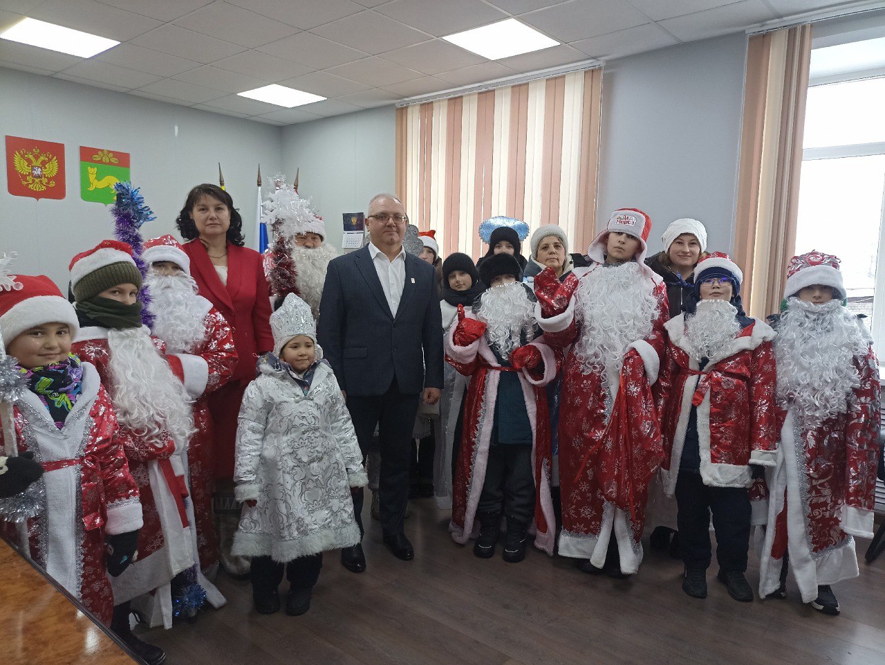 Деды Морозы и Снегурочки угощали жителей Красного Чикоя конфетами Деды Морозы и Снегурочки угощали жителей Красного Чикоя конфетами