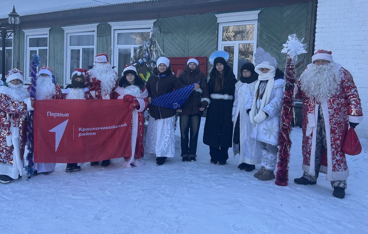 Деды Морозы и Снегурочки угощали жителей Красного Чикоя конфетами Деды Морозы и Снегурочки угощали жителей Красного Чикоя конфетами