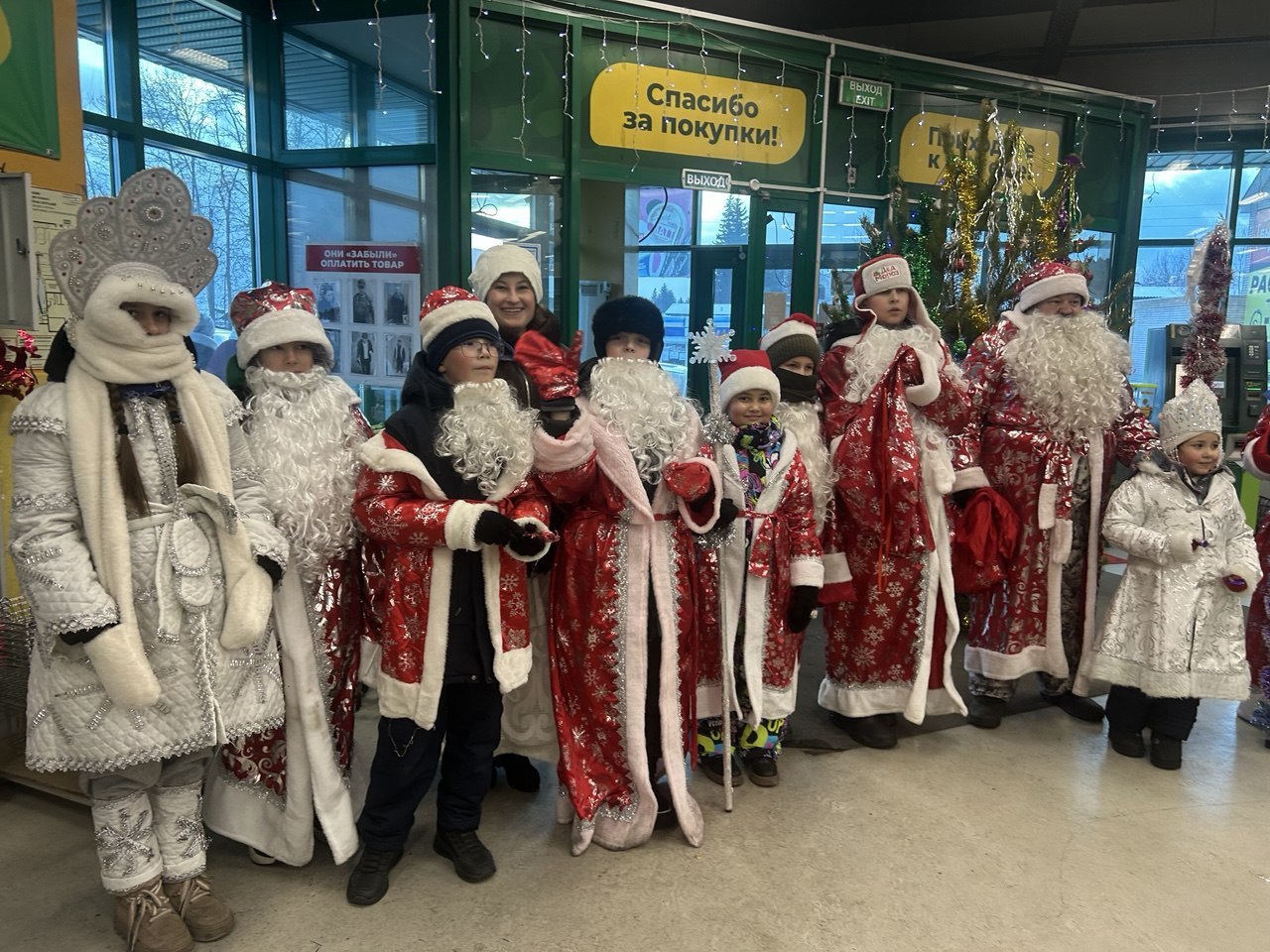 Деды Морозы и Снегурочки угощали жителей Красного Чикоя конфетами Деды Морозы и Снегурочки угощали жителей Красного Чикоя конфетами