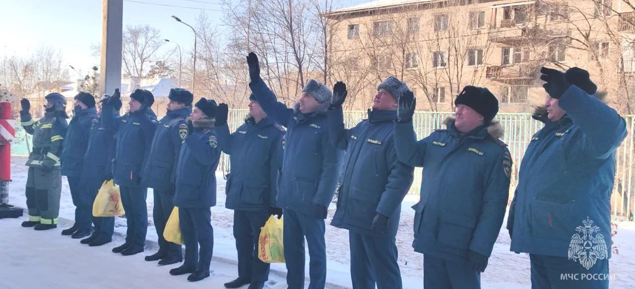 Дед Мороз и Снегурочка поднялись к окнам маленьких пациентов онкодиспансера на пожарной автолестнице Дед Мороз и Снегурочка поднялись к окнам маленьких пациентов онкодиспансера на пожарной автолестнице