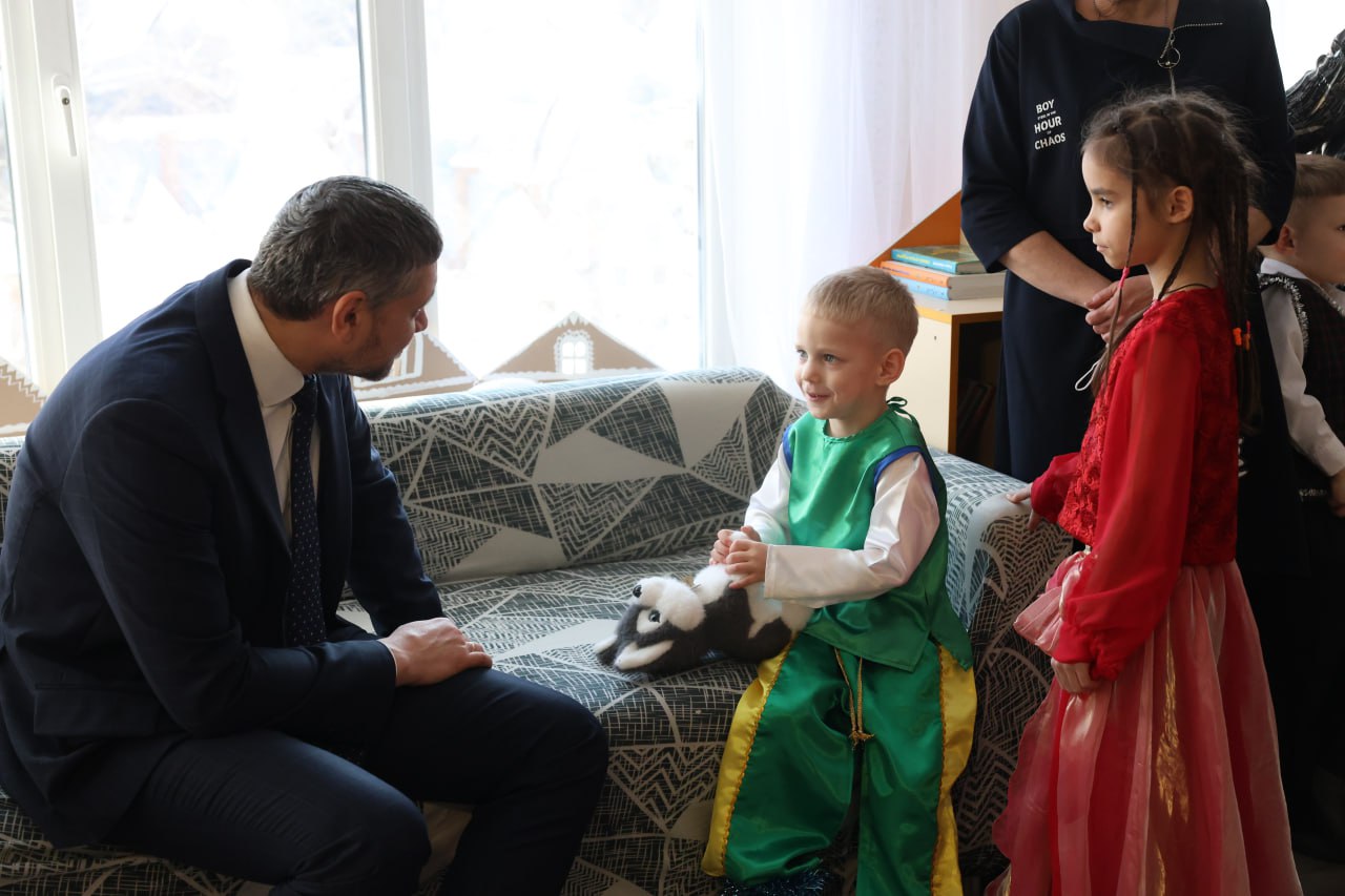 Александр Осипов подарил новогодние подарки воспитанникам Читинского центра помощи детям Александр Осипов подарил новогодние подарки воспитанникам Читинского центра помощи детям