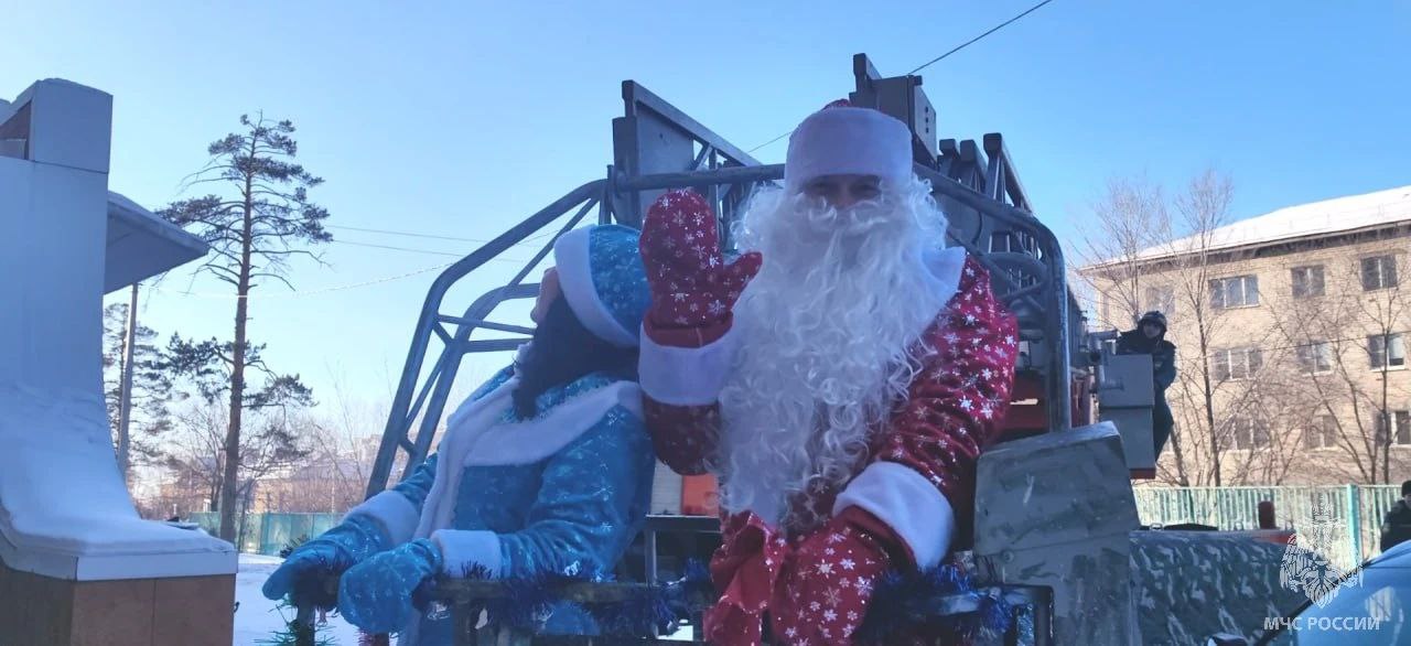 Дед Мороз и Снегурочка поднялись к окнам маленьких пациентов онкодиспансера на пожарной автолестнице Дед Мороз и Снегурочка поднялись к окнам маленьких пациентов онкодиспансера на пожарной автолестнице