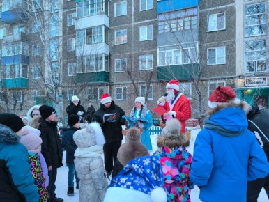 В самом молодом ТОС Черновского района с теплым домашним названием «Уютный дворик» по ул.Назара Широких, д.4 прошел первый новогодний праздник!