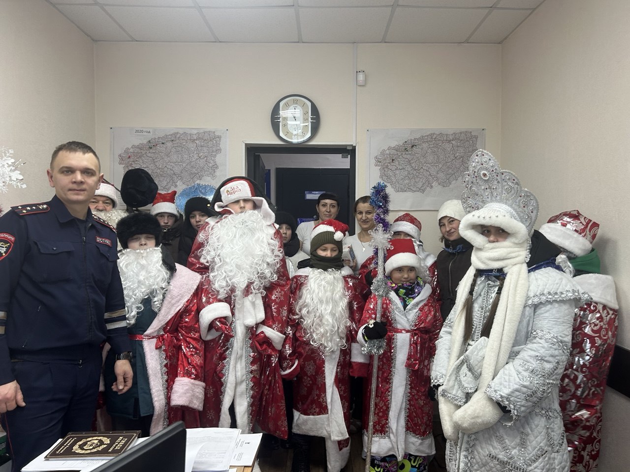 Деды Морозы и Снегурочки угощали жителей Красного Чикоя конфетами Деды Морозы и Снегурочки угощали жителей Красного Чикоя конфетами