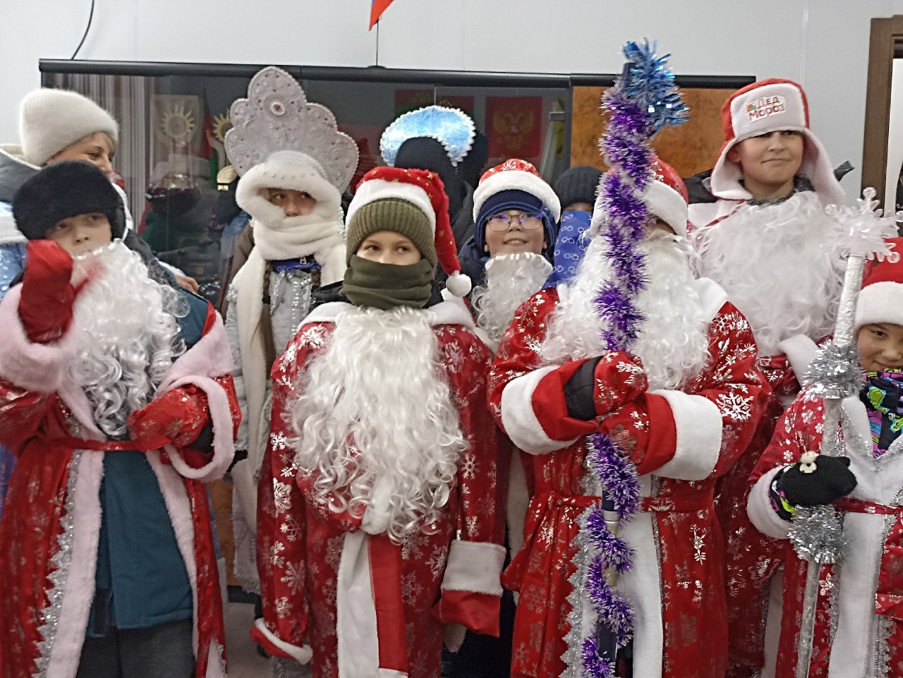 Деды Морозы и Снегурочки угощали жителей Красного Чикоя конфетами Деды Морозы и Снегурочки угощали жителей Красного Чикоя конфетами