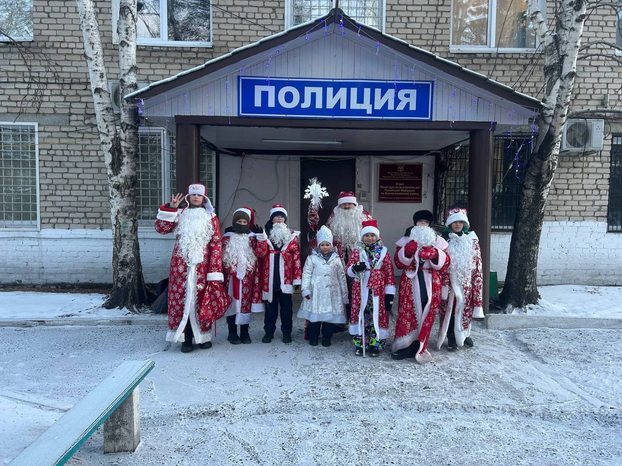 Деды Морозы и Снегурочки угощали жителей Красного Чикоя конфетами