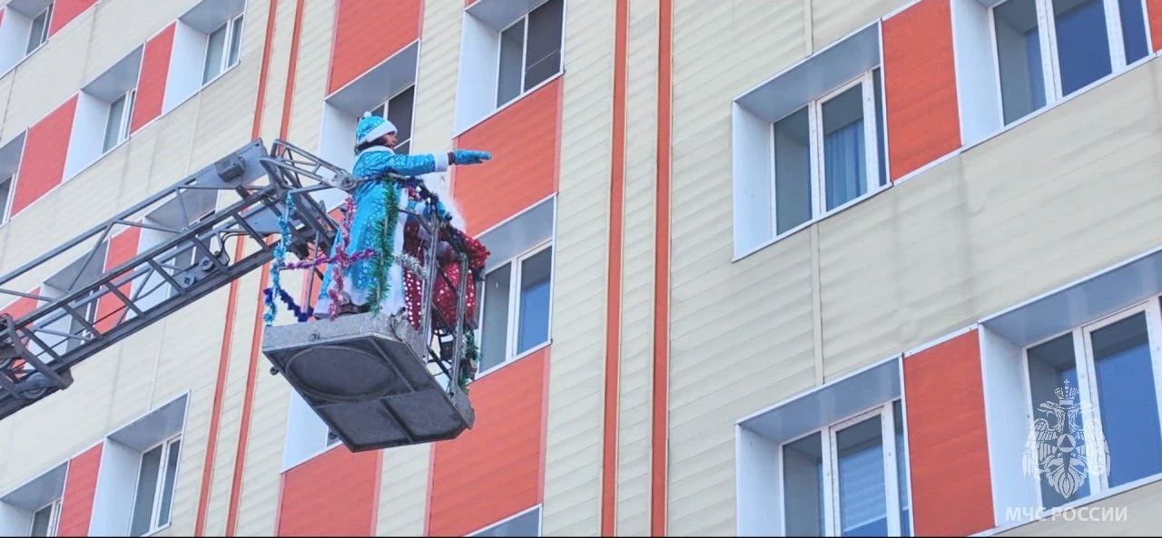 Дед Мороз и Снегурочка поднялись к окнам маленьких пациентов онкодиспансера на пожарной автолестнице