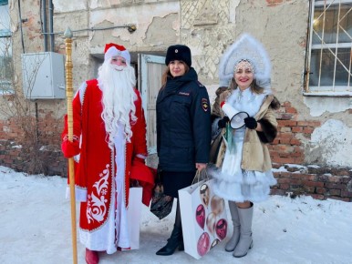 Полицейские и общественники подарили праздник многодетной семье в Чите