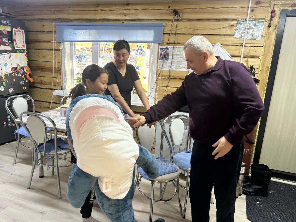 Сегодня, как и на протяжении последних лет, вновь взял на себя роль помощника Деда Мороза и исполнил желания сразу двух своих юных землячек