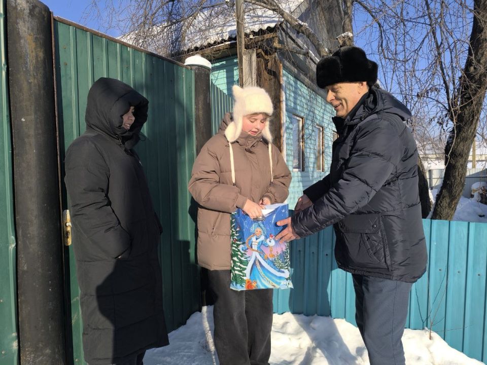 Вот и наступило то время, когда мы, депутаты, откладываем свои важные дела и превращаемся в добрых волшебников