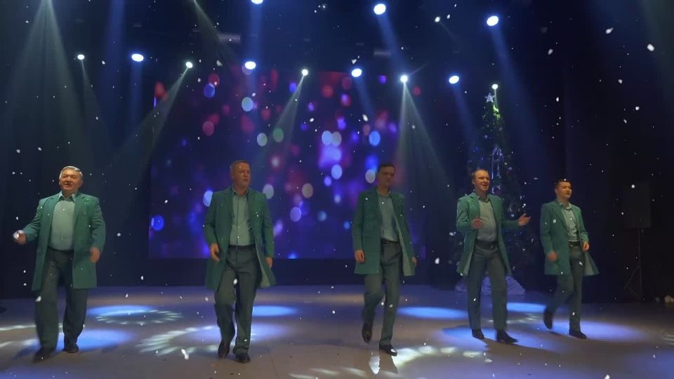 Творческая студия Дома офицеров Забайкальского края поздравляет всех участников группы с наступающим Новым 2026 годом и Рождеством и продолжает ретроспективу новогодних концертных номеров и видеоклипов, снятых студией с 2011...