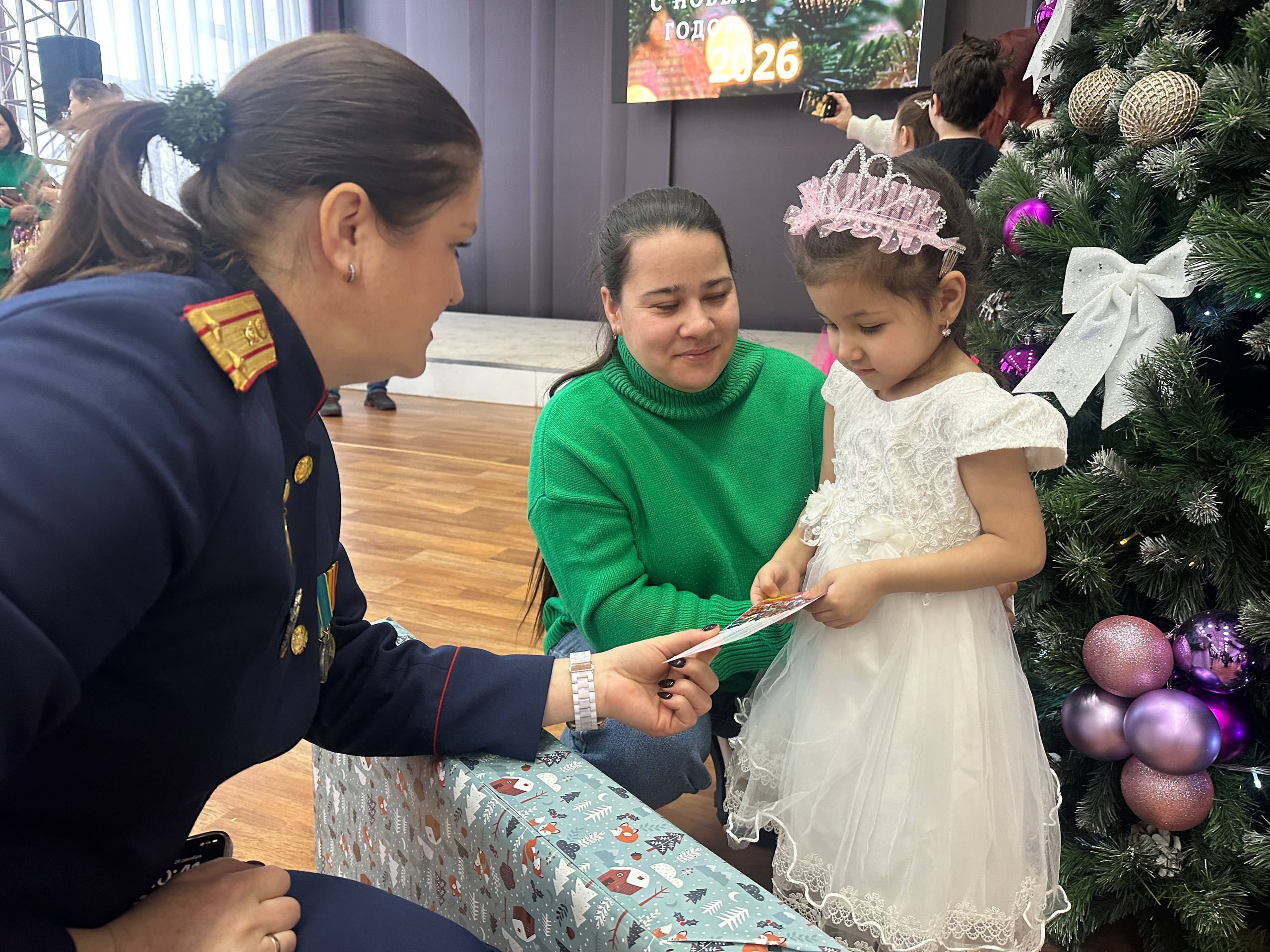 Руководитель следственного управления по Забайкальскому краю исполнил новогоднюю мечту ребенка в рамках акции «Ёлка желаний» Руководитель следственного управления по Забайкальскому краю исполнил новогоднюю мечту ребенка в рамках акции «Ёлка желаний»