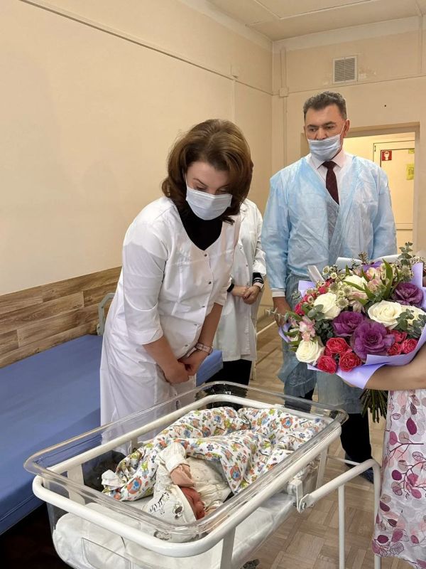 Инна Щеглова: Доброе утро, друзья!. Сегодня в 00.10 в городском родильном доме Читы первой в наступившем году появилась на свет девочка