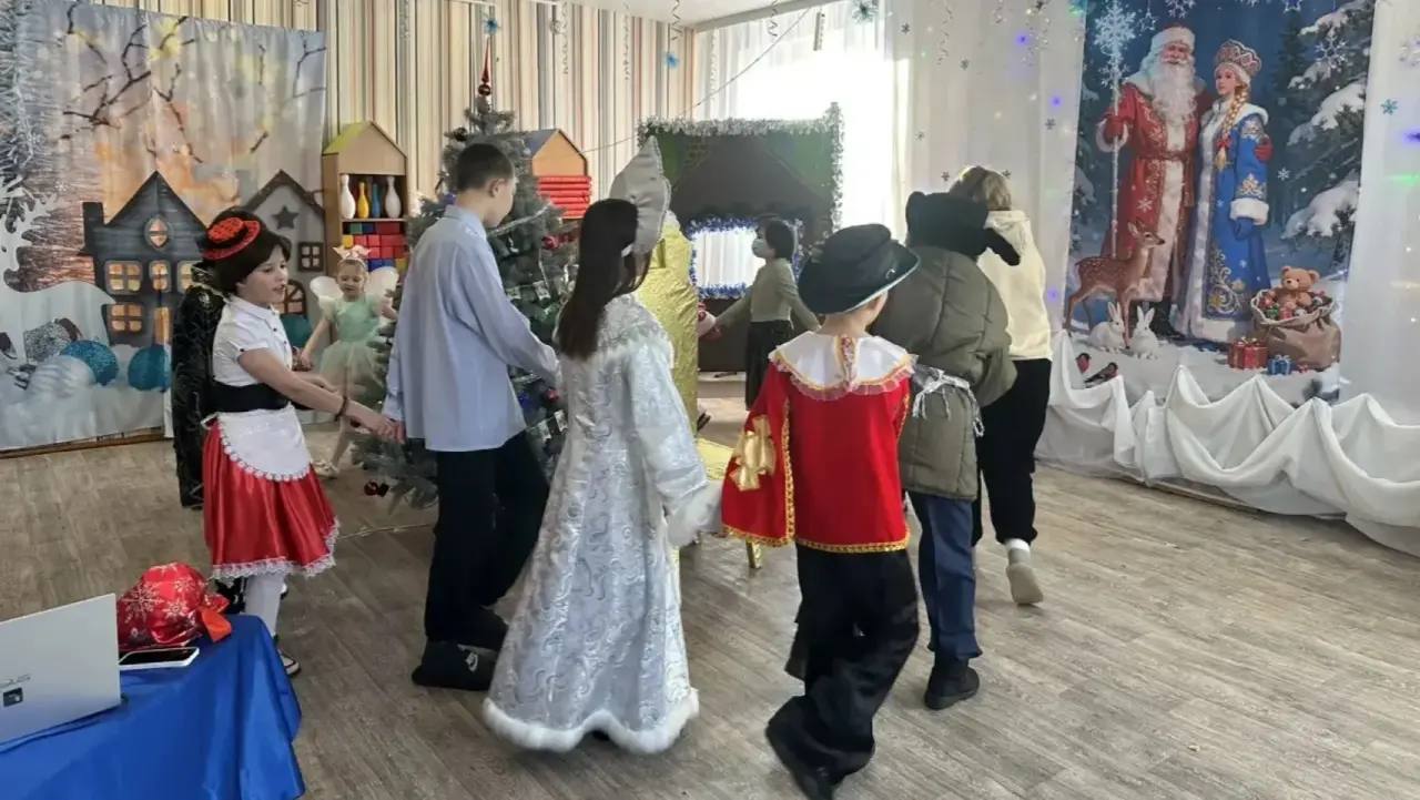 Полицейский Дед Мороз в Забайкальске исполнил новогодние желания детей Полицейский Дед Мороз в Забайкальске исполнил новогодние желания детей