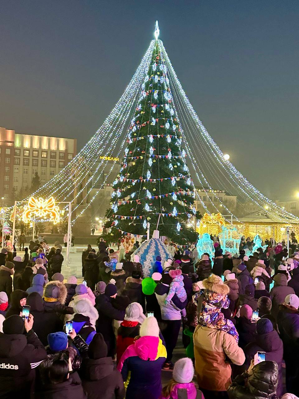 Новогодние праздники в самом разгаре, и жители краевого центра с удовольствием проводят их на главной площади Читы, участвуют в культурно-массовых мероприятиях