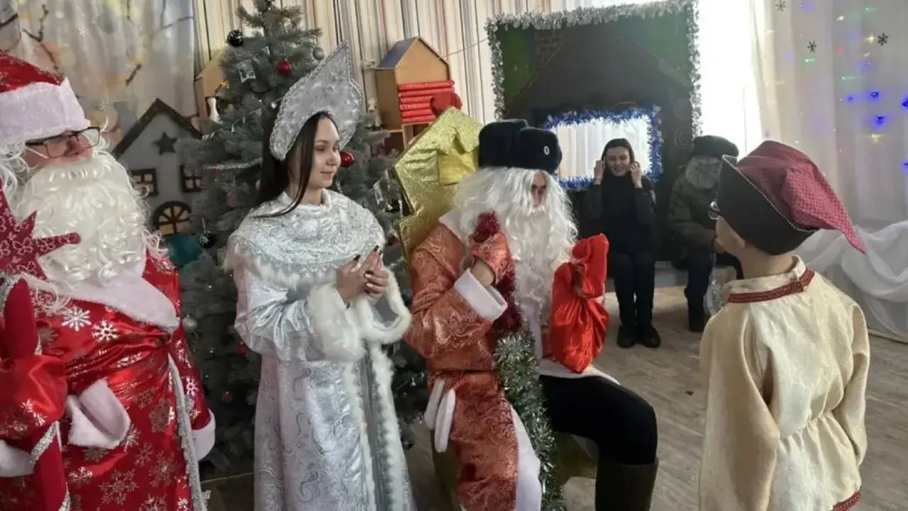 Полицейский Дед Мороз в Забайкальске исполнил новогодние желания детей Полицейский Дед Мороз в Забайкальске исполнил новогодние желания детей