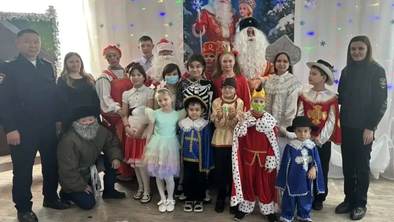 Полицейский Дед Мороз в Забайкальске исполнил новогодние желания детей