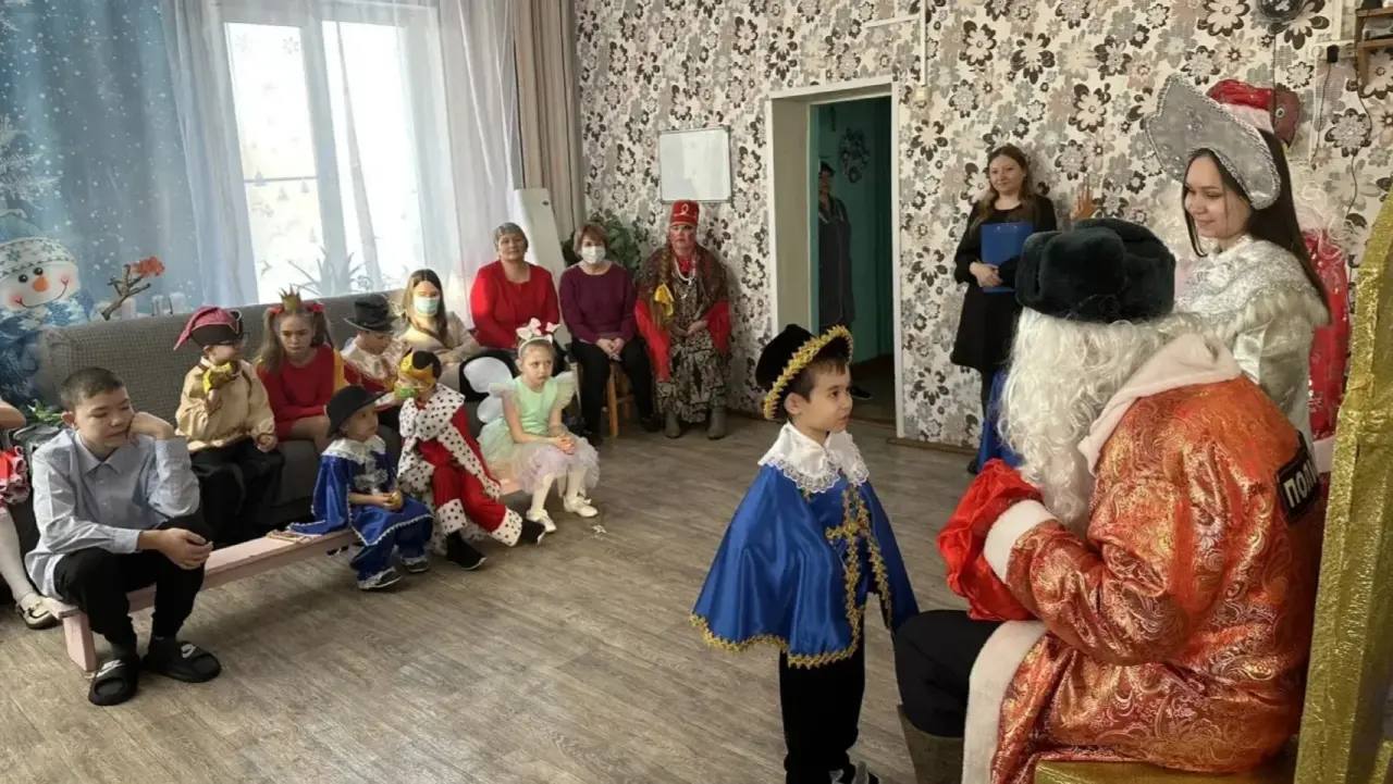 Полицейский Дед Мороз в Забайкальске исполнил новогодние желания детей Полицейский Дед Мороз в Забайкальске исполнил новогодние желания детей