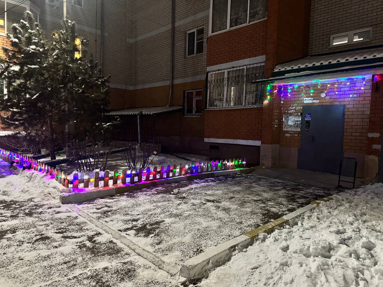 Двор в микрорайоне КСК стал воплощением зимней сказки Двор в микрорайоне КСК стал воплощением зимней сказки