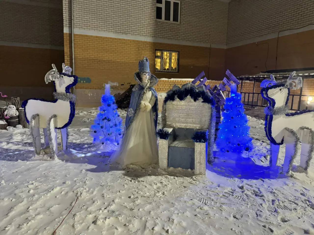 Двор в микрорайоне КСК стал воплощением зимней сказки Двор в микрорайоне КСК стал воплощением зимней сказки