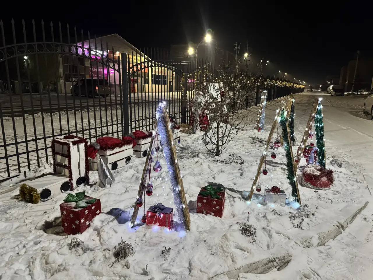 Двор в микрорайоне КСК стал воплощением зимней сказки Двор в микрорайоне КСК стал воплощением зимней сказки