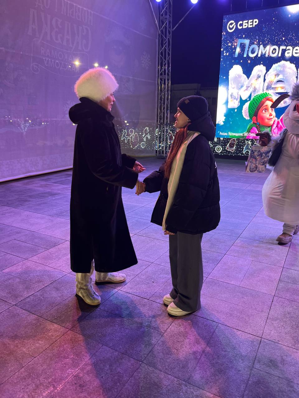 Восьмой день на главной площади забайкальской столицы проходят церемонии награждения победителей конкурса «Волшебник новогоднего города», который проводят администрация города Читы совместно с порталом Чита.ру и при... Восьмой день на главной площади забайкальской столицы проходят церемонии награждения победителей конкурса «Волшебник новогоднего города», который проводят администрация города Читы совместно с порталом Чита.ру и при...