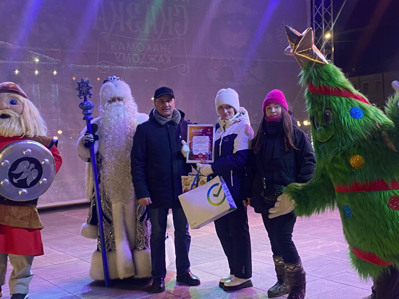 Еще две талантливые читинки получили свои призы за победу в фотоконкурсе «Волшебник новогоднего города», организованного мэрией совместно с @chitaru75, при партнерстве Сбера Еще две талантливые читинки получили свои призы за победу в фотоконкурсе «Волшебник новогоднего города», организованного мэрией совместно с @chitaru75, при партнерстве Сбера