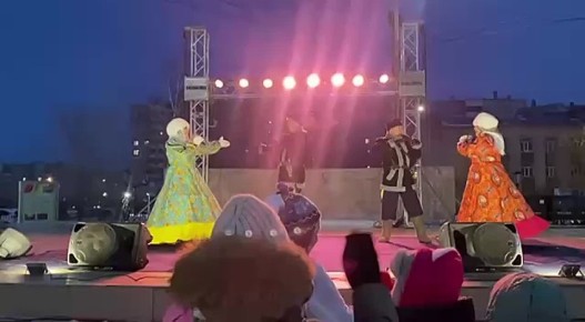 Праздник на площади Труда продолжается